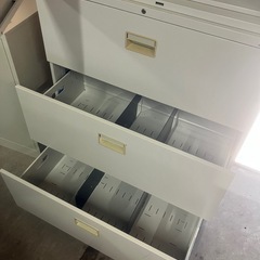 J606⭐️オフィスロッカー　鍵付き　棚分割可能の画像