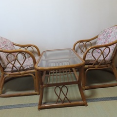 無料(値下げ)⚠︎アンティークラタンチェア　二人掛けテーブルセット　ラウンジチェア　籐　家具　椅子　テーブルの画像