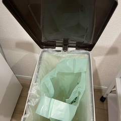 美品　ゴミ箱　ダストボックス　ホワイト　ブラウン　白　茶色　45L ペダルペール　ペダル式　二重袋で使用　生ゴミ捨てなし　　　の画像