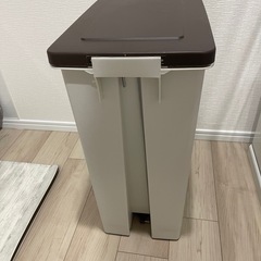 美品　ゴミ箱　ダストボックス　ホワイト　ブラウン　白　茶色　45L ペダルペール　ペダル式　二重袋で使用　生ゴミ捨てなし　　　の画像