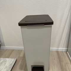 美品　ゴミ箱　ダストボックス　ホワイト　ブラウン　白　茶色　45L ペダルペール　ペダル式　二重袋で使用　生ゴミ捨てなし　　　の画像