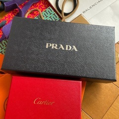 ブランドの紙袋と箱の画像