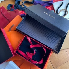 ブランドの紙袋と箱の画像