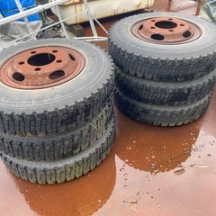 トラック用スパイクタイヤの画像