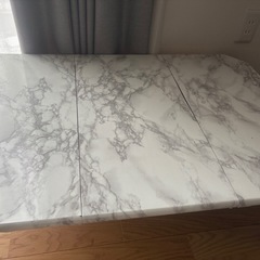 大理石柄テーブルの画像