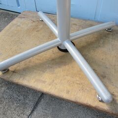 丸テーブル　φ750　H700　木目チークの画像