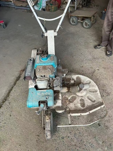 クボタ自走式草刈り機GC702RD