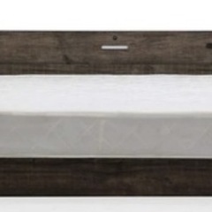 ダブルサイズのベッドフレーム、マットレス セット とコンセント付きで便利。 の画像