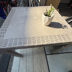 ガーデンテーブルの画像