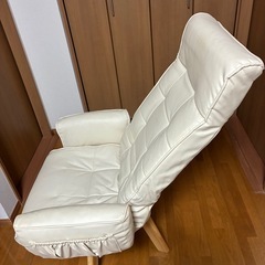 白のレザーソファーリクライニング付き
の画像