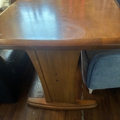 アンティークなダイニングテーブル！の画像