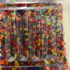 水で膨らむビーズの画像