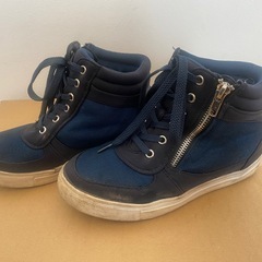 紺色の靴の画像