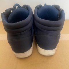 紺色の靴の画像