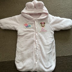 お昼寝布団ともこもこロンパースの画像