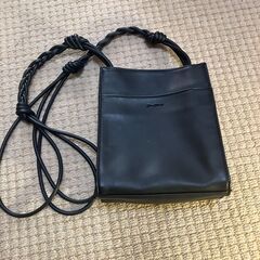 ショルダーの人工革の黒いバッグです。の画像