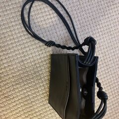 ショルダーの人工革の黒いバッグです。の画像