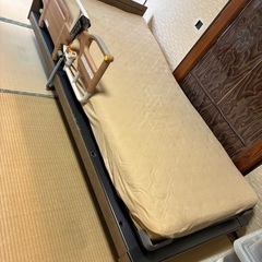 美品パラマウント電動ベッド　マットレス、介助バーサイドグリップ付の画像
