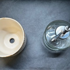 【三軒茶屋で引き渡し】植木鉢（10cm）＋ ガラス霧吹き セットの画像