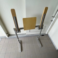 肘掛け手すり（床付式・背もたれ付）の画像