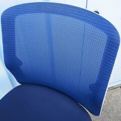 事務イス　ブルー　ウチダ製エニーザチェア　肘なし　メッシュ　ローバック　オフィスチェアの画像
