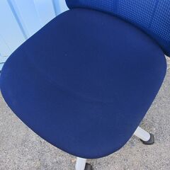 事務イス　ブルー　ウチダ製エニーザチェア　肘なし　メッシュ　ローバック　オフィスチェアの画像