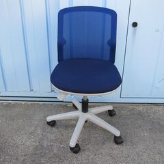 事務イス　ブルー　ウチダ製エニーザチェア　肘なし　メッシュ　ローバック　オフィスチェアの画像