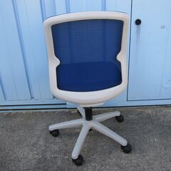 事務イス　ブルー　ウチダ製エニーザチェア　肘なし　メッシュ　ローバック　オフィスチェアの画像