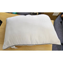 美品 枕2個セット ホワイトxブラウンカバー 寝具 ふわふわ 新生活にも の画像