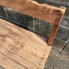 レトロな木製長椅子の画像