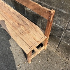 レトロな木製長椅子の画像