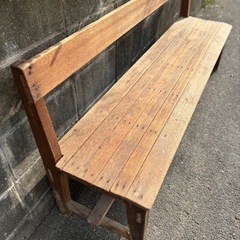 レトロな木製長椅子の画像