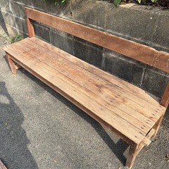 レトロな木製長椅子の画像