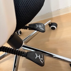 オフィス、学習チェア白✖️黒の画像