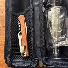 ワイン キャリーバッグ オープナーとプラスチックグラス付きの画像