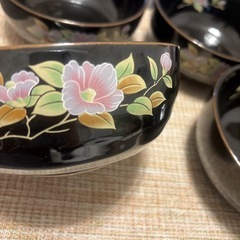吾山窯　有田焼　黒い花柄陶器丼 4個＋黒色 蓋つき煮物椀 5個セットの画像