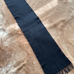 ハロッズHarrodsマフラー ストール ショール スカーフブラック黒色系ネイビー紺色系ダークブルー青色系無地ロゴ カシミヤ100% カシミア100%スコットランド製レディース女性用婦人ウィメンズwomenメンズmen男性用紳士ユニセックス男女兼用の画像