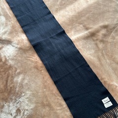 ハロッズHarrodsマフラー ストール ショール スカーフブラック黒色系ネイビー紺色系ダークブルー青色系無地ロゴ カシミヤ100% カシミア100%スコットランド製レディース女性用婦人ウィメンズwomenメンズmen男性用紳士ユニセックス男女兼用の画像