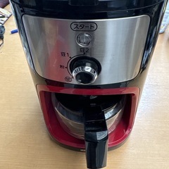 電動コーヒーミル 黒と赤の画像