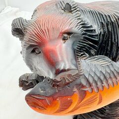 【❗️✨厳かな作り✨❗️】木彫りの熊　鮭を咥えた木彫り熊 置物 彫刻 オブジェ 現状品の画像
