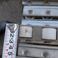 ローラーコンベア コロコンローラー 流動棚用ホイールコンベア 約152cm 1本2000円 在庫約400本　バラ売り可の画像