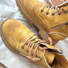 4枚目実物に近い色　 美品　スエードブーツ　22cm  キッズ　スニーカー　キッズブーツ　シューズ　ティンバーランド風　ブリティッシュスタイル  イエロー ブーツ　ブラウンの画像