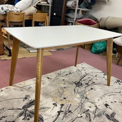 コンパクトな４人掛けダイニングテーブルの画像