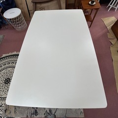 コンパクトな４人掛けダイニングテーブルの画像