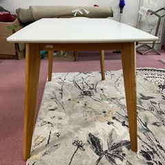 コンパクトな４人掛けダイニングテーブルの画像