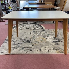 コンパクトな４人掛けダイニングテーブルの画像