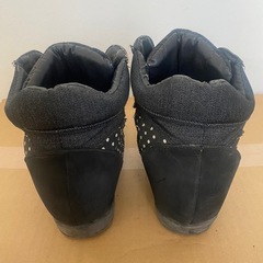 ぬ黒に水玉模様の靴の画像