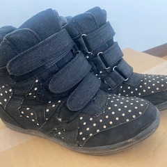 ぬ黒に水玉模様の靴の画像