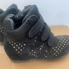 ぬ黒に水玉模様の靴の画像