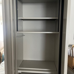 【数日限定品】【美品】オフィス用食器棚キャビネット扉付き定価10万円の画像